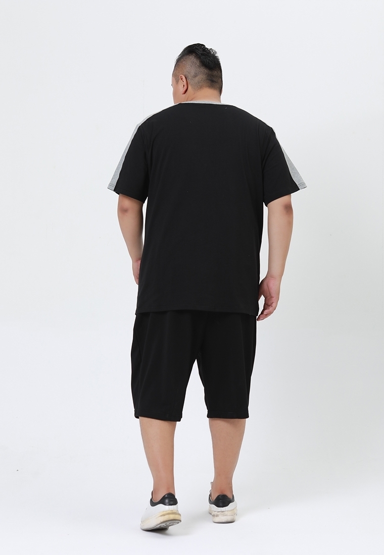 Back view of plus size grey shoulder with black base men's t-shirt.