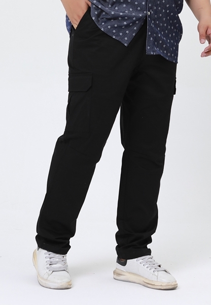 Plus-size men's black cargo pant with a double side pocket.