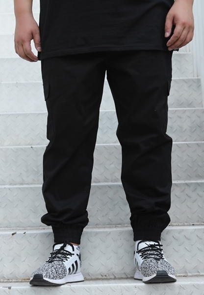 Plus size men's Jogger with pockets in black color.