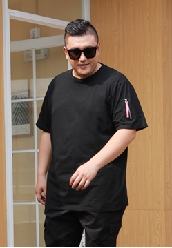 Plus size men's t-shirt with a sleeve pocket and a crew neckline in color black.