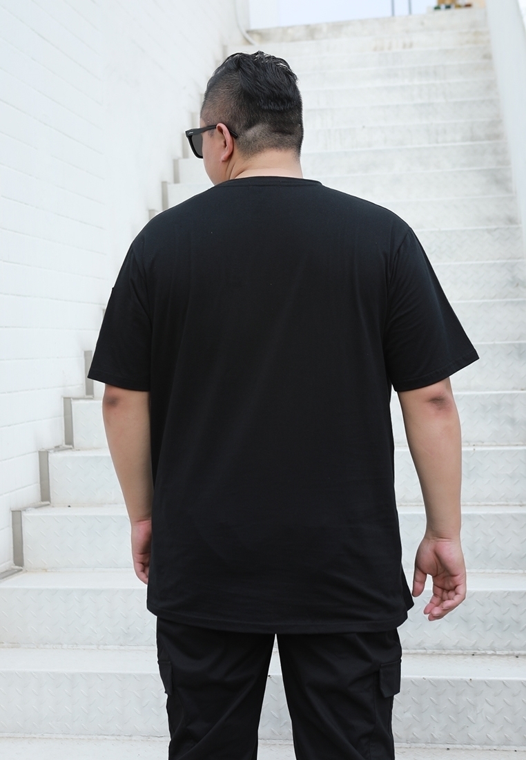 Close up back view of plus size men's t-shirt with a sleeve pocket and a crew neckline in color black.